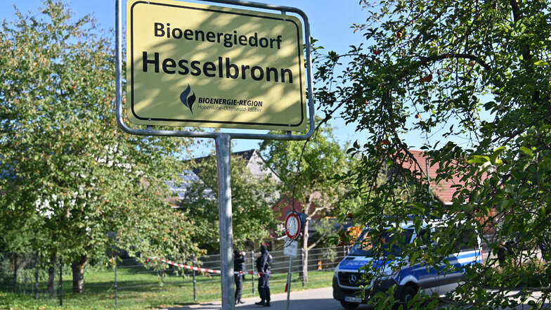 Auch in dem Weiler Hesselbronn in Baden-Württemberg durchsuchten Polizisten ein Objekt. In dem Ort im Hohenlohekreis ist der Schriftführer des rechtsextremen Vereins "Artgemeinschaft" gemeldet.