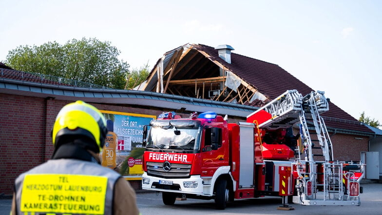 Der Einsturz eines Supermarktdaches im schleswig-holsteinischen Ratzeburg mit zwölf Leichtverletzten ist nun ein Fall für die Ermittler.