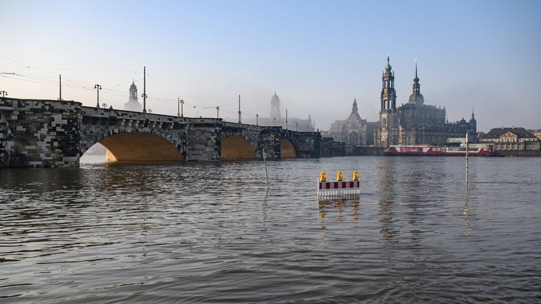 Blick auf die Elbe in Dresden: Am Mittwochmorgen stieg der Flusspegel auf 6 Meter.