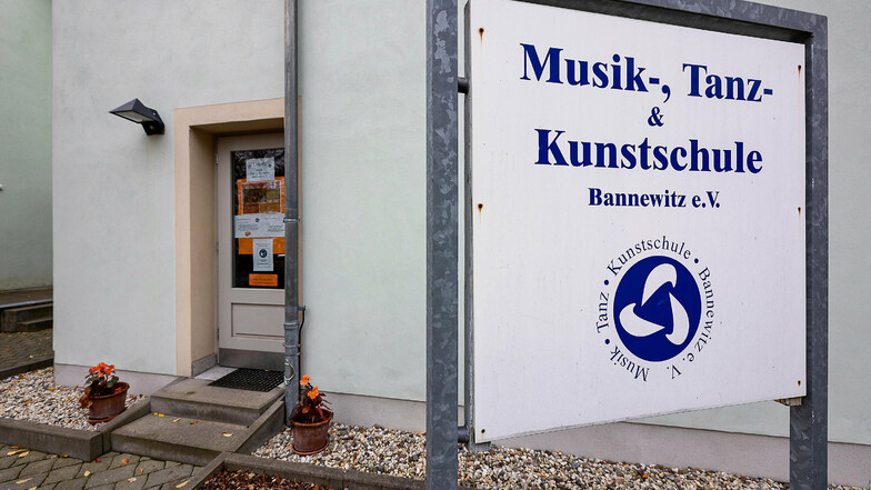 Die Tür der Musikschule Bannewitz bleibt wegen Corona geschlossen. Eine Petition soll das ändern.