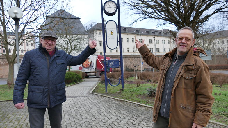 Die Uhr am Busbahnhof Waldheim funktioniert endlich wieder. Ulf Schneider (rechts)  hat sie repariert und die Kosten dafür übernommen. Das freut auch Waldheims Bürgermeister Steffen Ernst.