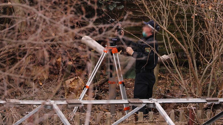 In Dresden-Pieschen wurden Knochen und Gewebereste gefunden, die von einem Menschen stammen. Am Donnerstag vermisst die Polizei das Grundstück mit einem 3-D-Scanner.