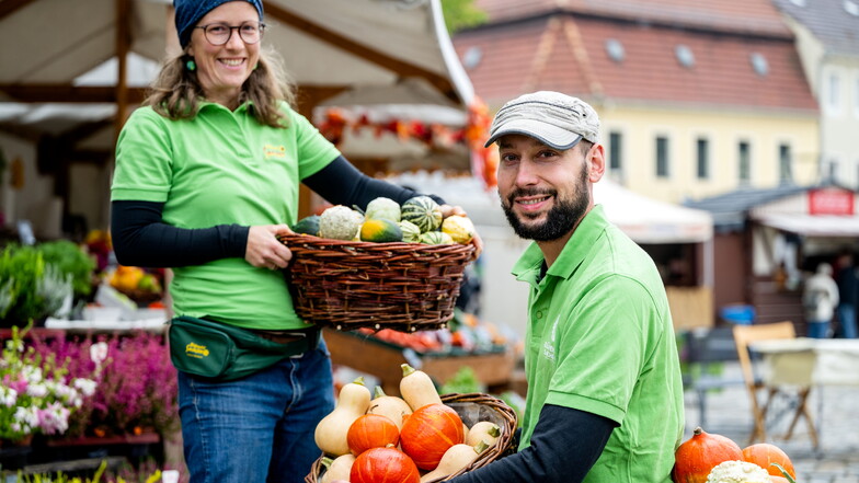 Anne Hladik, Gärtnerin und Mitinhaberin, sowie Kevin Geilen von der Gärtnerei Krauße hatten herbstliches Obst und Gemüse sowie Pflanzen zum Herbstmarkt in Bischofswerda mitgebracht.