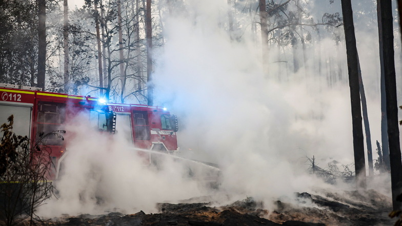 Die Feuerwehr kämpft weiter gegen einen großen Waldbrand im Landkreis Elbe-Elster. Erste Bewohner der Kölsa-Siedlung in Falkenberg und von Rehfeld mussten ihre Häuser verlassen.