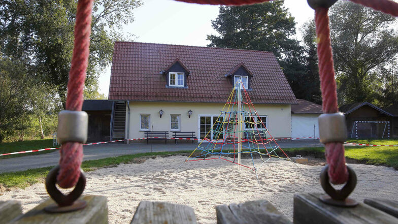 Die neue Kletterspinne ergänzt den Spielplatz in Naußlitz, einem Ortsteil von Ralbitz-Rosenthal.