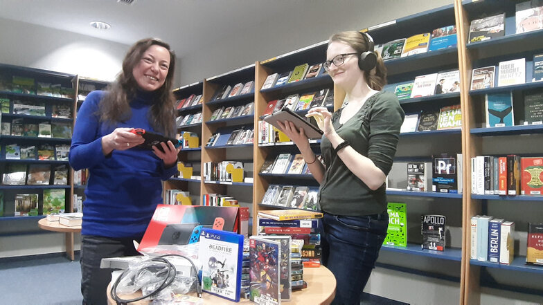 Susanne Bullmann und Pia Gutsche in der Brigitte-Reimann-Stadtbibliothek Hoyerswerda in einer neu eingerichteten Ecke mit Nintendo Switch und Hörstation.