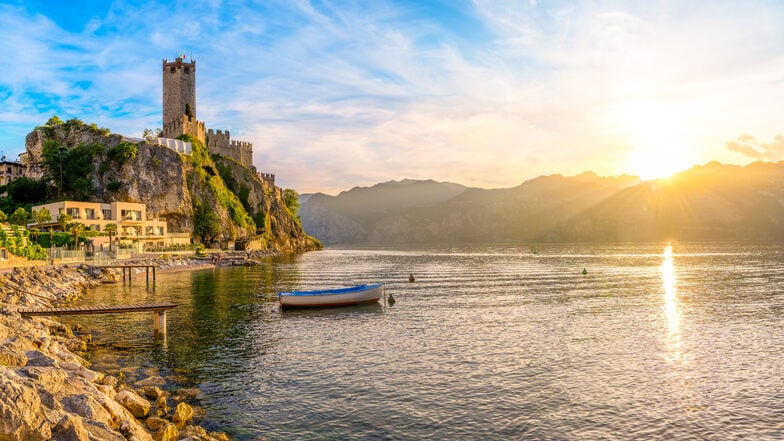 Im Süden: Die Halbinsel Sirmione mit Schloss Scaligero.