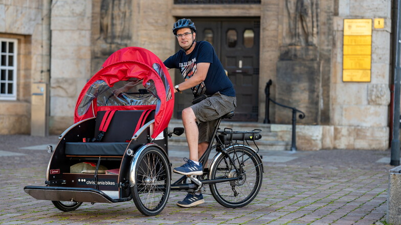 Andreas John ist Rikscha-Fahrer für die Caritas. Gertraud, wie die Rikscha heißt, bietet Platz für zwei Personen.