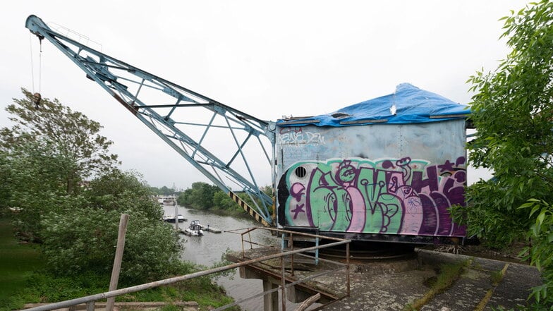 Jahrelang rostete der kleine Industriekran am Neustädter Hafen vor sich hin. Drei Jahre haben die Hafenmeister für die Sanierung gebraucht.