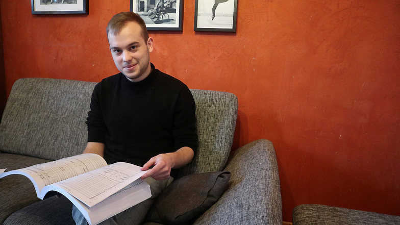 Lukas Zschorlich vertieft sich gern in Noten. Der 24-Jährige studiert seit fünf Jahren an der Martin-Luther-Universität Halle (Saale) auf das Lehramt Musik und Deutsch. Sein Traum ist, immer wieder zu komponieren und seine Werke auch aufzuführen.