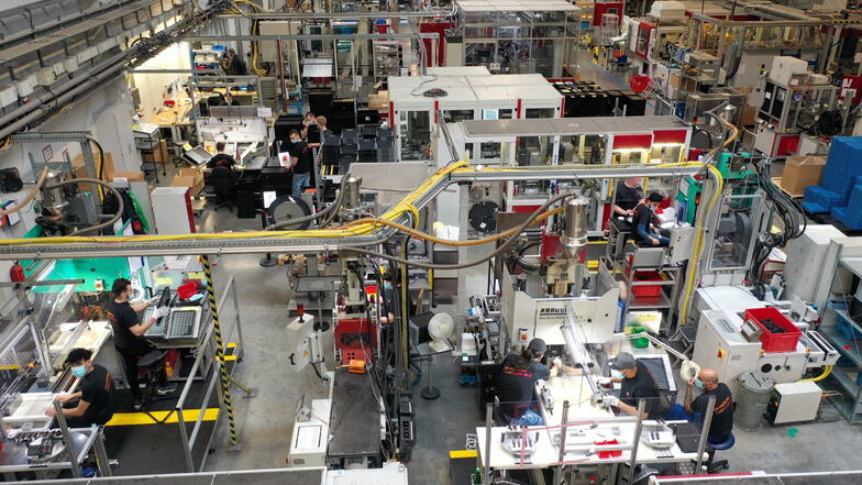 Diese Produktionslinie mit über 60 Arbeitsplätzen hat Selectrona aus seinem tschechischen Betriebsteil in Koŝtany an den Hauptsitz in Reinholdshain verlagert.