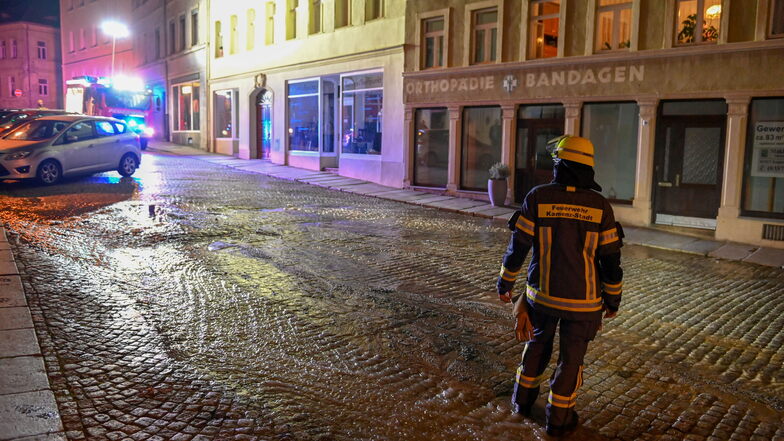 Am Mittwochabend gegen 22 Uhr gab es in Kamenz auf der Bautzner Straße
einen Rohrbruch. Große Mengen Wasser traten aus. Kurz nach der Reparatur am Donnerstag platzte erneut eine Leitung.