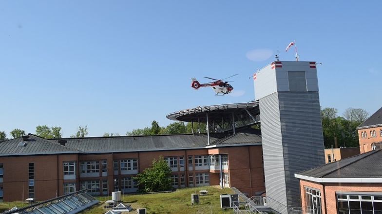 Ein Rettungshubschrauber landet am Görlitzer Klinikum.