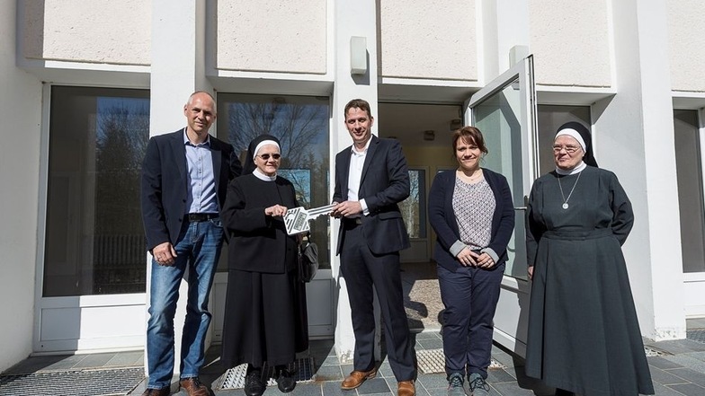 März 2017: Schwestern des früheren Schwesternwohnheims übergeben die Schlüssel an Investor Stefan Müller.