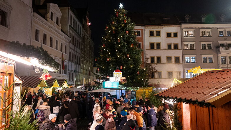 Stimmungsvolle Atmosphäre und Menschenmassen: Das ist der Schlesische Christkindelmarkt auf dem Untermarkt in Görlitz. Vor allem am Wochenende ist der Andrang enorm.