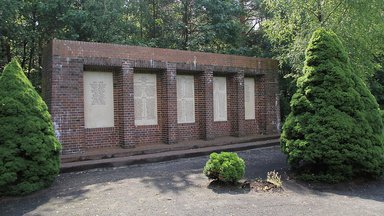 Auf dem Laubuscher Friedhof wurde im Jahr 1950 ein neues Denkmal errichtet. Hier wurden die Gefallenen beider Weltkriege vermerkt.