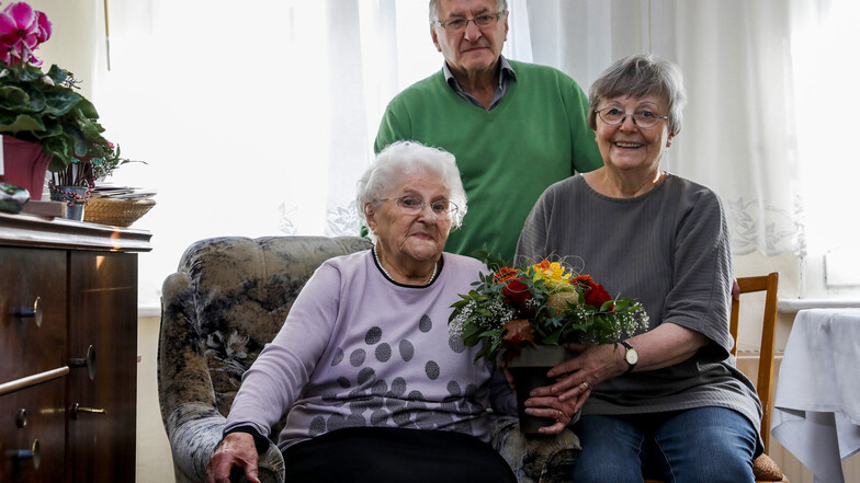 Ein Erinnerungsbild zum 100. Geburtstag: Elisabeth Glaubitz mit ihren Kindern Regina Kubis und Benno Glaubitz.
