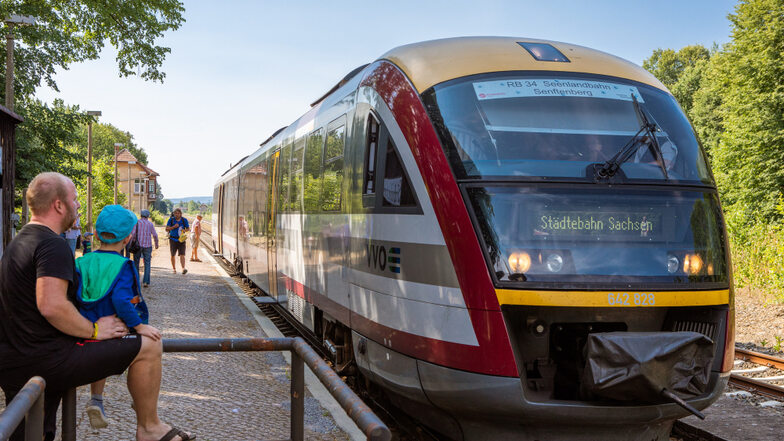 In den zurückliegenden zwei Jahren war die Seenlandbahn mit solchen modernen Triebfahrzeugen unterwegs. Im Bild zu sehen ist ein Stopp in Bernsdorf.