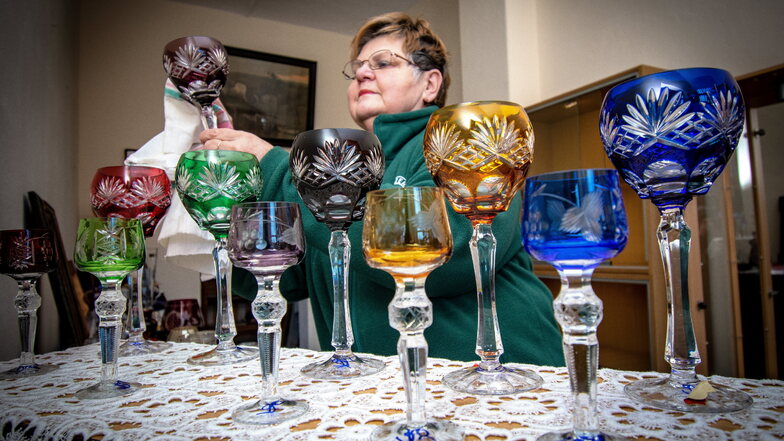 Vereinsvorsitzende Birgit Müller hat die aus DDR-Zeiten bekannten Römer geputzt. Sie sind zur Sonderausstellung zum Thema Glas zu sehen.