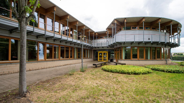 Das Berufliche Schulzentrum in Radebeul hat den größten Dachschaden. Hier muss fast eine Million Euro aufgewendet werden.