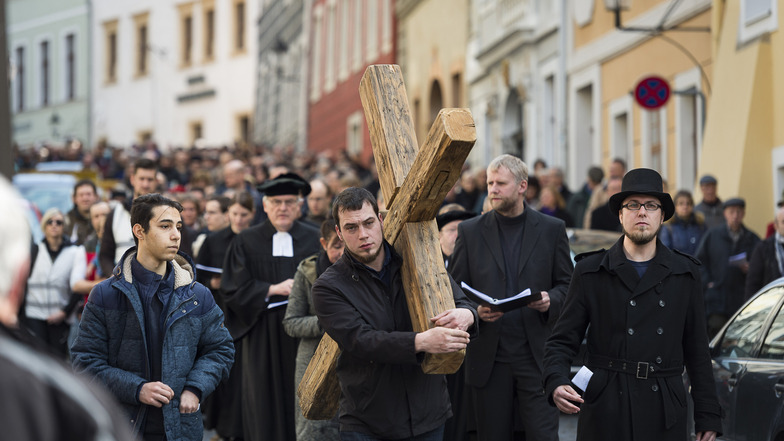 Hunderte Görlitzer werden am Karfreitag wieder den Kreuzweg von der Peterskirche zum Heiligen Grab gehen.