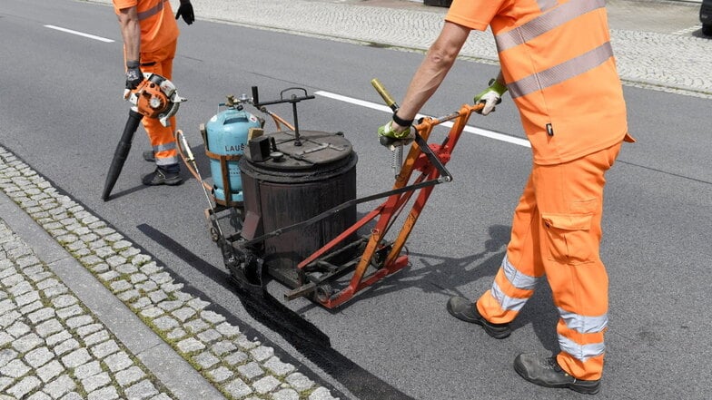 Auch im Landkreis SOE halten Mitarbeiter der Straßenmeistereien zahlreiche Asphaltpisten in Schuss.