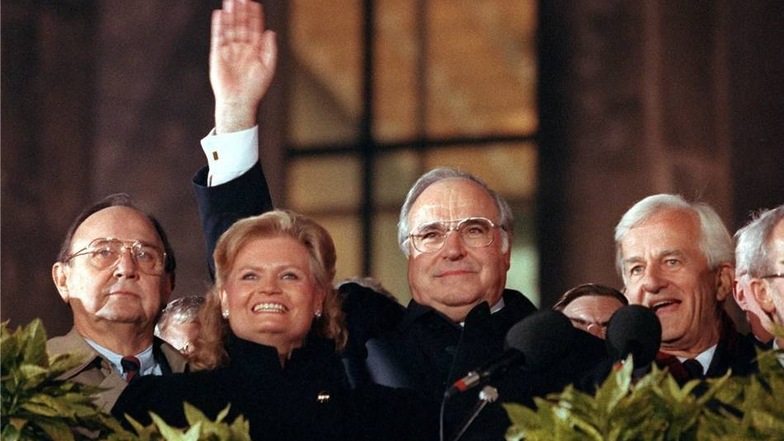 Wiedervereinigung: Bundeskanzler Helmut Kohl [2.v.r.] winkt am 3.10.1990 zum Geläut der Freiheitsglocke von der Freitreppe des Berliner Reichstages.