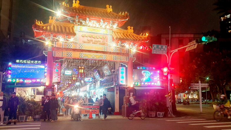 Auf dem Nachtmarkt in Taiwans Hauptstadt Taipeh dampft und köchelt es in allen Gassen. Viele Taiwanesen legen Wert darauf, dass ihre Küche nicht chinesisch ist.