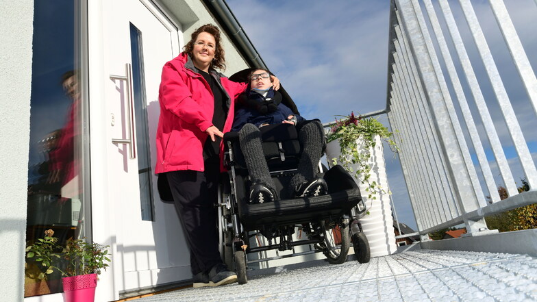 Dank Spenden kann Kim nun sicher mit dem Rollstuhl ins Haus der Familie in Ebersbach gelangen.
