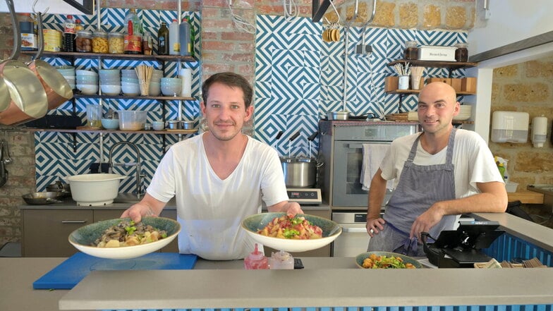 Die "Pelmonauten" aus dem "Nu" in Dresden-Neustadt: Pelmeni-Experte Robert Leuschner (rechts) und Chefkoch Julian Schneider.