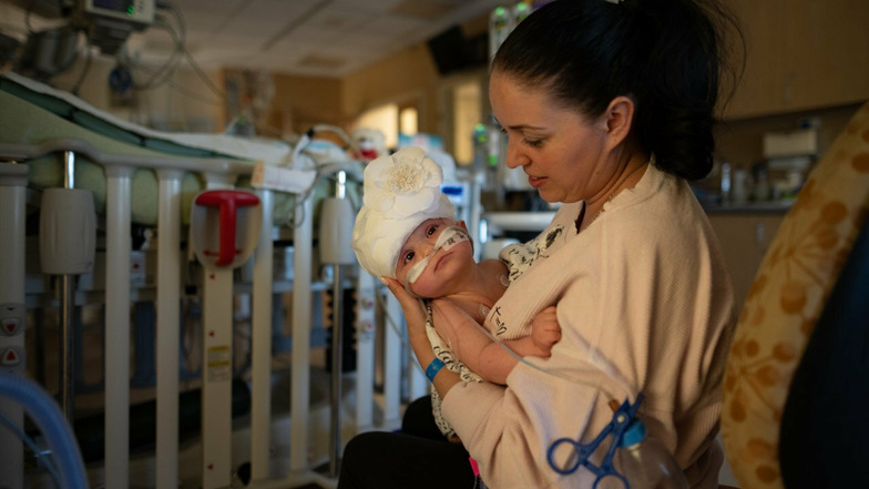 Micaela mit ihrer Mutter nach der Operation.