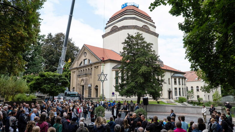 Im September 2022 wurde der Davidstern auf die  frühere Görlitzer Synagoge gehoben. Die Sanierung schien damit abgeschlossen. Doch nun sollen ab Juni schon wieder Bauarbeiter anrücken.