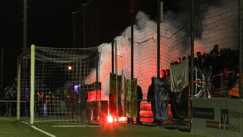 Bereits bei einem Landesligaspiel 2018 zwischen Stahl Riesa und dem Großenhainer Fußballverein wurde in beiden Fanblocks Pyrotechnik gezündet.