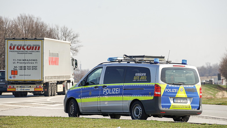 Die Autobahnpolizei kontrolliert regelmäßig den Verkehr auf der A4 im Landkreis Bautzen. Am vergangenen Wochenende musste sie zwei Schwerlasttransporte bei Burkau stoppen.