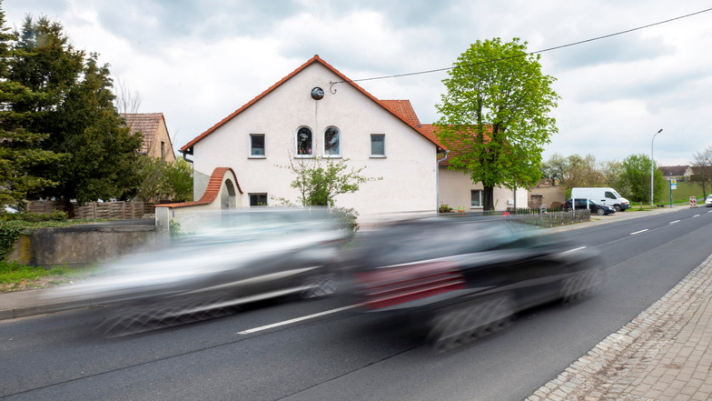 Normalität auf der Straße, die durch den Großenhainer Ortsteil führt: Autos, die durch Skassa fahren. Leider nicht immer mit der vorgeschriebenen Geschwindigkeit.
