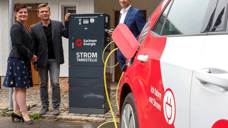 Jonsdorfs Bürgermeisterin Kati Wenzel sowie Gunnar Schneider und Gunther Herzig von der SachsenEnergie AG haben heute eine Stromtankstelle in Jonsdorf eingeweiht.