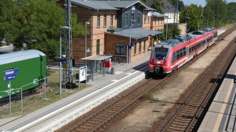 Der Ortrander Bahnhof. Am linken Bildrand ist der „Grüne Ferdinand“ zu erkennen. Der Reichsbahnwagen wird heute als Künstlergarderobe genutzt. Nun bekommt er Gesellschaft vom „Stillen Hannes“.