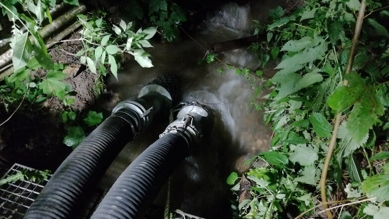 Die ganze Nacht hindurch liefen zig Pumpen, um einen Dammbruch zu verhindern.
