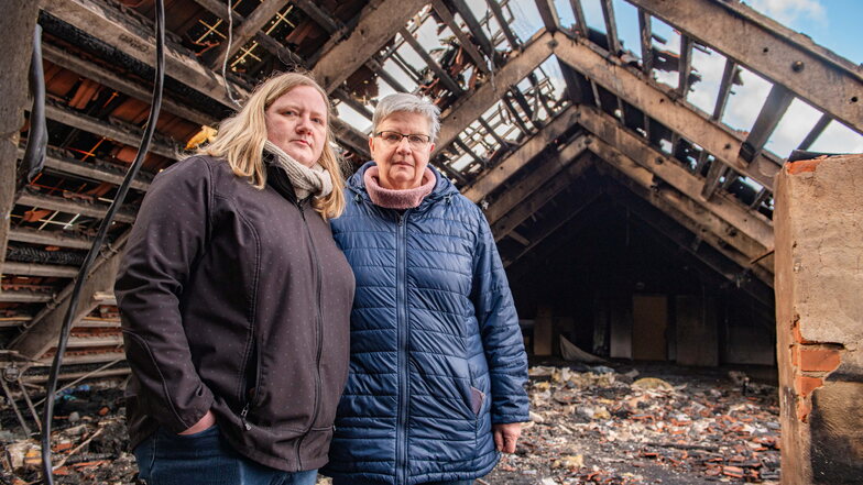 Jana Cielinski (l.) und Andrea Hausdorf besichtigten am Mittwoch den komplett zerstörten Dachstuhl des Mehrfamilienhauses auf der Robert-Koch-Straße. Mit ihren Familien sind sie vorerst in Notunterkünften untergebracht.