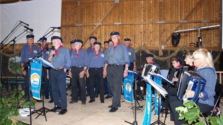 Mit ihren Shanty- und Seemannsliedern sorgte der Görlitzer Chor „Bedos“ gleich zu Beginn des Hof- und Dorffestes in Mückenhain für die richtige Stimmung.