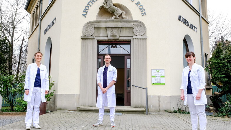 In die Räume der ehemaligen Apotheke Weißes Roß ist eine Augenarztpraxis gezogen, dort behandeln Barbara Flach, Felix Bahr und Cosima Hermann (v.l.n.r.) ihre Patienten.