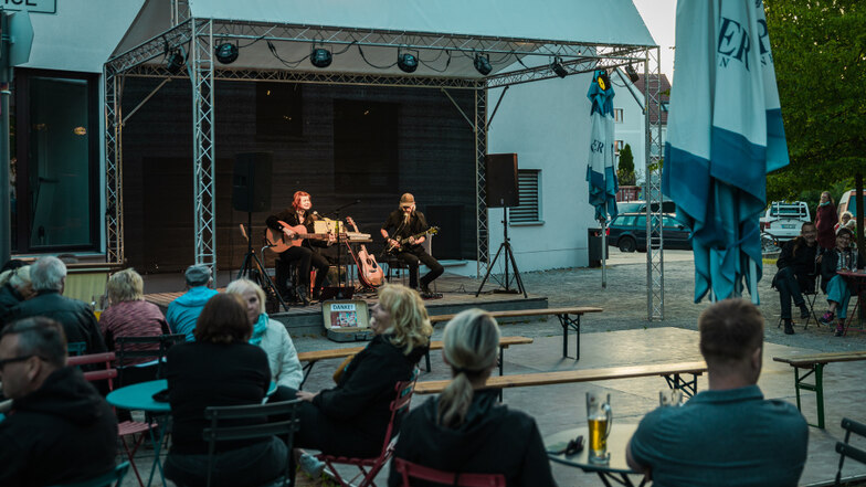 The Black Canaries spielten im Dark Folk Stil Klassiker und Eigenes im Sommergarten der Kulturfabrik Hoyerswerda. Das Duo eröffnete damit den Kultursommer.