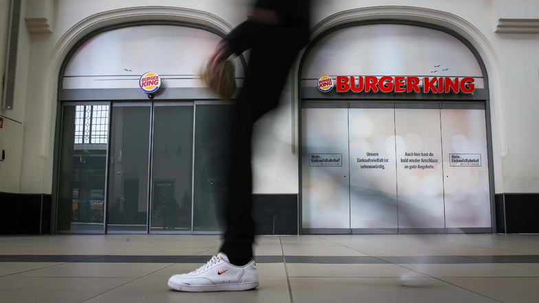 Die Fastfood-Kette Burger King könnte vorübergehend im Dresdner Hauptbahnhof wieder öffnen.