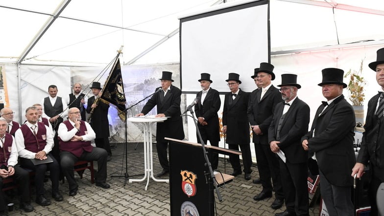 Im Glashütter Ortsteil Cunnersdorf wurde an ein historisches Ereignis erinnert. Aufgrund der Witterung haben die Organisatoren den Festakt kurzerhand in ein Festzelt verlegt.