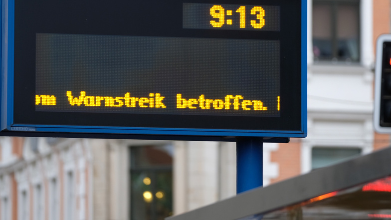 Anzeigetafel einer Haltestelle im Leipziger Nahverkehr informierte über Streik Anfang Mai.