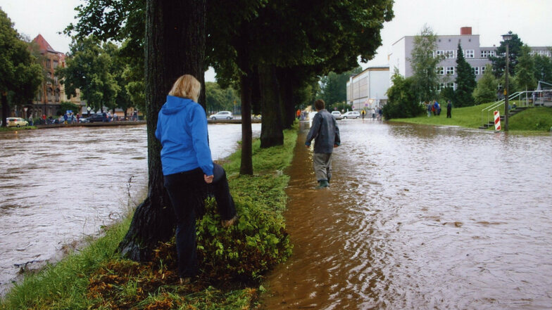 Die Schliebenstraße vor den Studentenwohnheimen und der Mensa stand komplett unter Wasser.