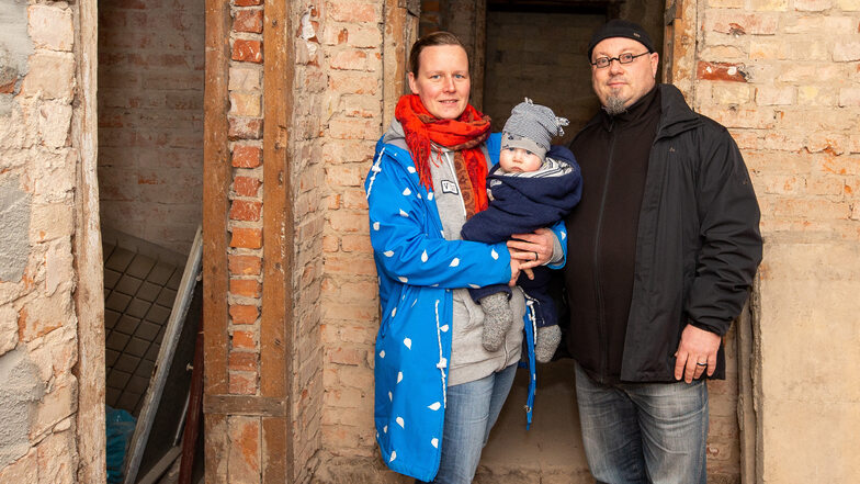 Annegret Keller und Theo Theodor mit ihrem Sohn Franz am Haus Braustraße 10c: Wenn es hart auf hart kommt, müssen wir Pirna verlassen.