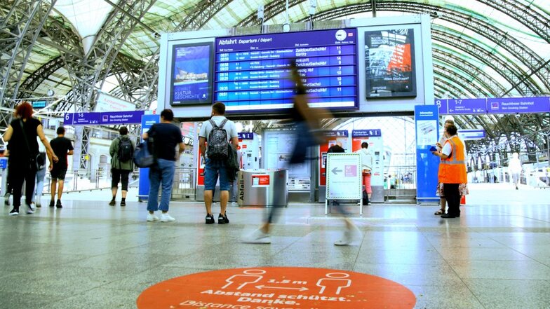 Streik-Tag 1: Gestrandete Reisende orientieren sich an der Anzeigetafel im Hauptbahnhof, wie sie weiterkommen.