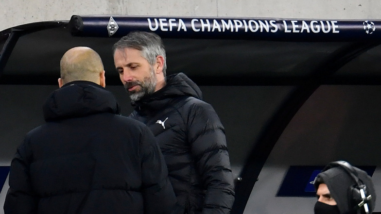 Manchester Citys Trainer Pep Guardiola (l) und Gladbachs Trainer Marco Rose unterhalten sich nach dem Spiel.