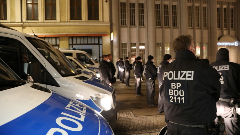 Die Polizei stellte sich der Gruppe auf der Berliner Straße entgegen.